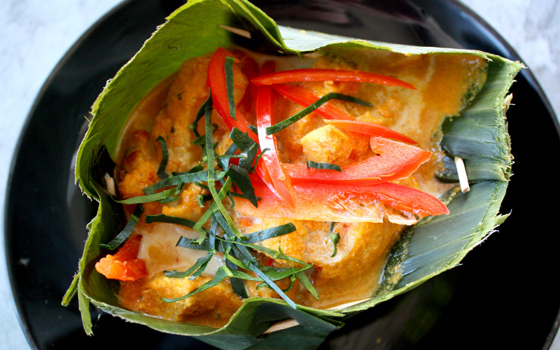 Amok é curry de peixe cremoso e aromático do Camboja
