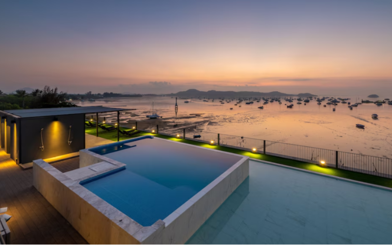 Arch39 Phuket Beachfront oferece estadia moderna perto do píer