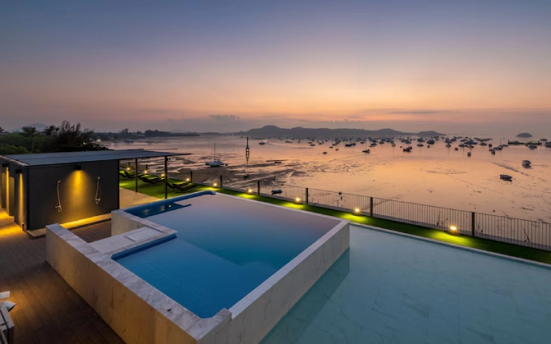 Arch39 Phuket Beachfront oferece estadia moderna perto do píer