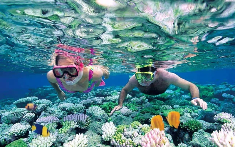 Águas rasas permitem nadar e praticar snorkel com segurança