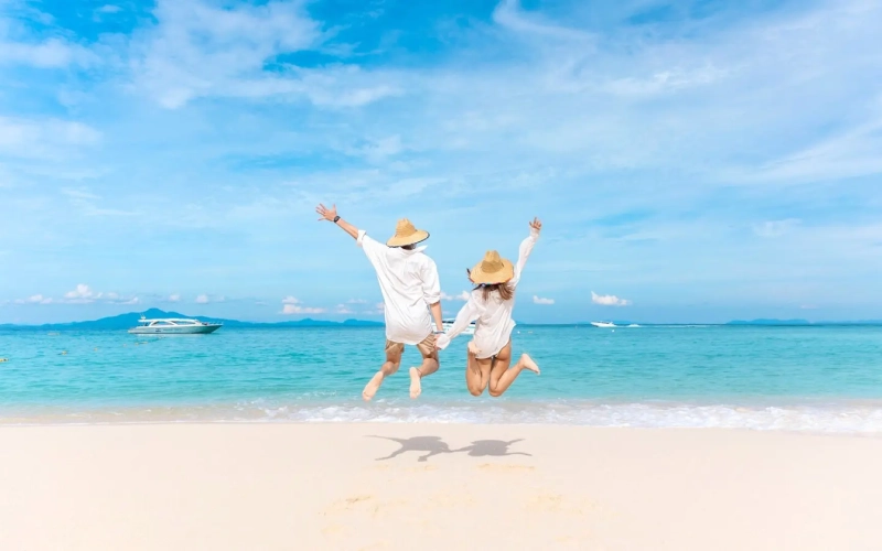 Casal aproveita a praia branca da Ilha Bamboo