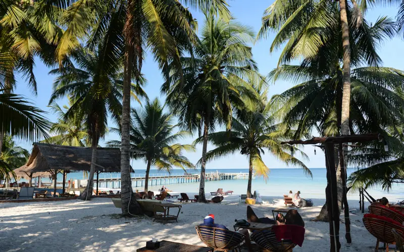 Coconut Beach em Koh Rong tem paz e águas claras