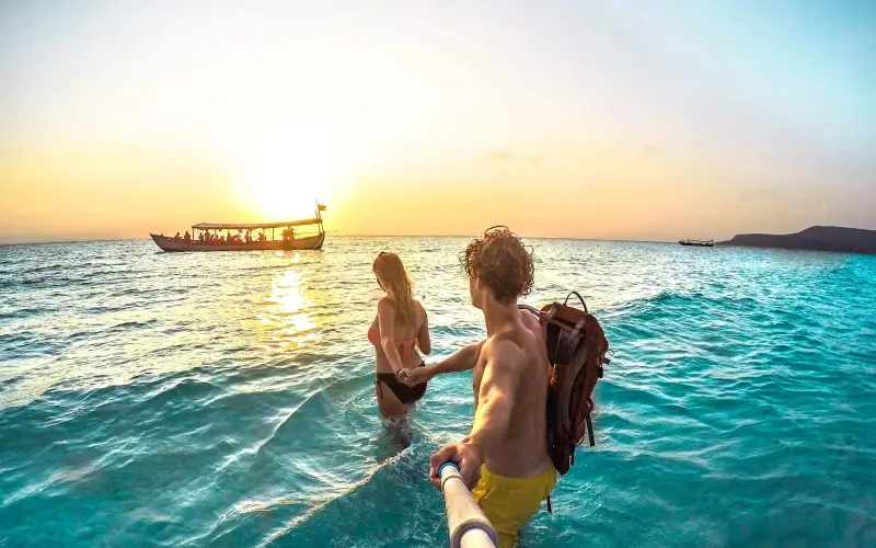 Koh Rong é ilha famosa do Camboja com águas turquesa