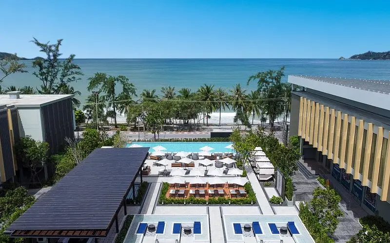 Piscina do resort abre vista para Praia de Patong