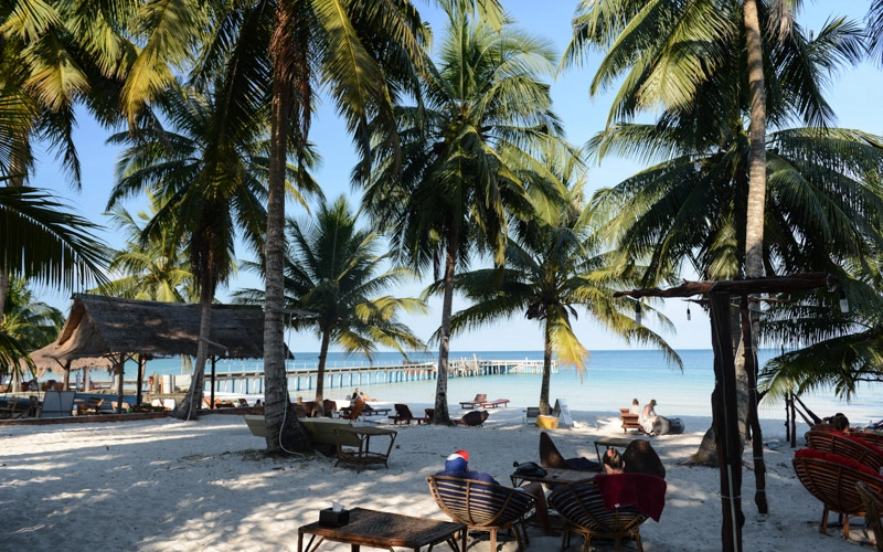 Coconut Beach em Koh Rong tem paz e águas claras