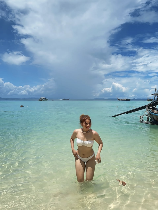 Praia encanta com areia branca água azul e verde ao redor