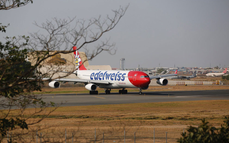 De avião: voos rápidos diários para Phnom Penh, Siem Reap e Sihanoukville.