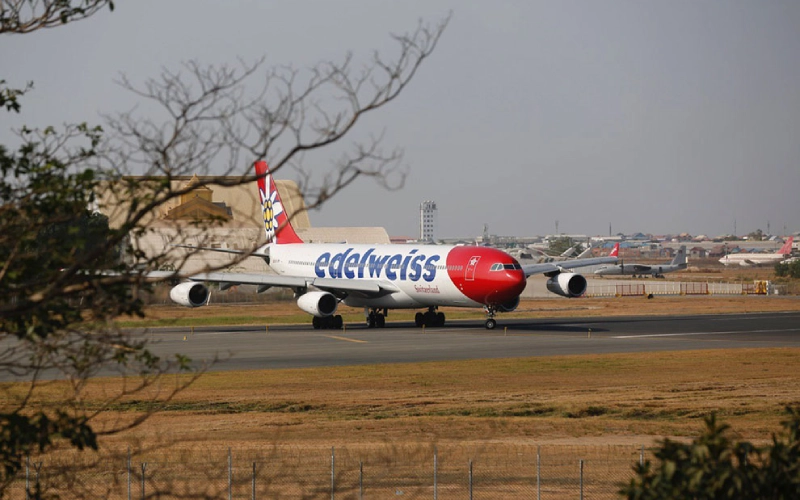 De avião: voos rápidos diários para Phnom Penh, Siem Reap e Sihanoukville.