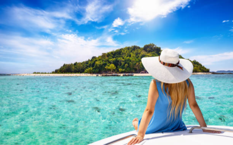 Ilha surge branca entre águas turquesa e vegetação