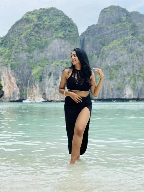 Registre penhascos e barcos sobre a areia branca