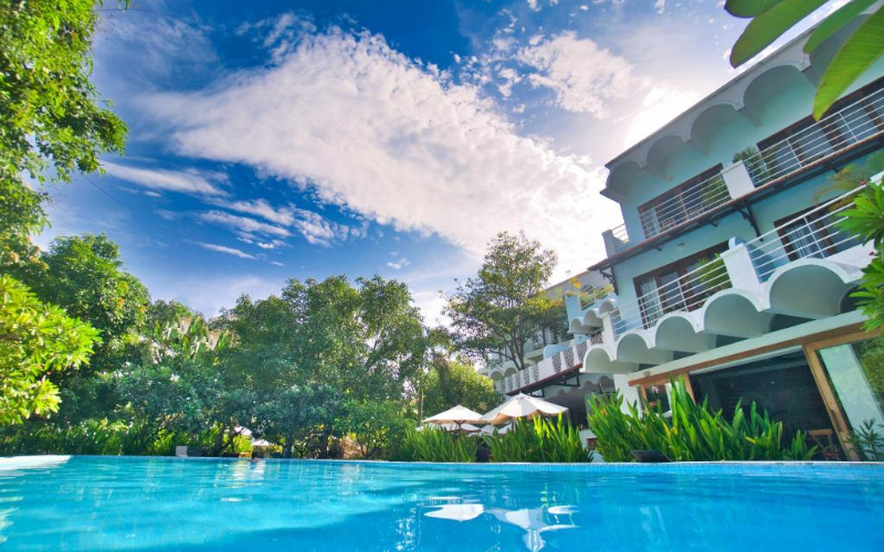 iRoHa Garden Hotel oferece conforto 4 estrelas com piscina