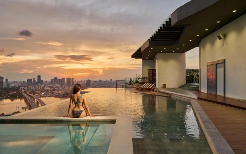 The Peninsula é hotel 4 estrelas com piscina e à beira-rio