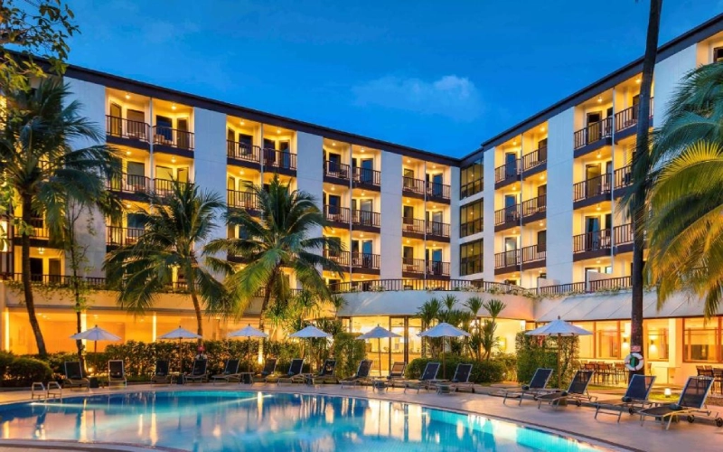 Rua do Ibis Phuket Patong com palmeiras