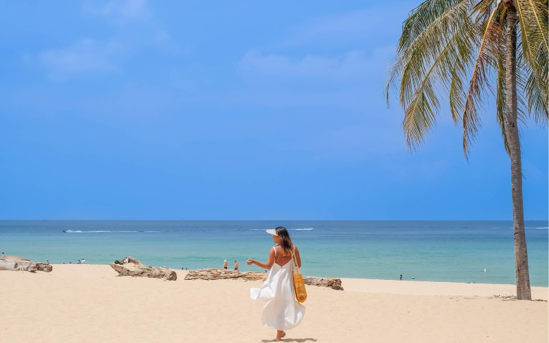 Karon Beach destaca sua longa faixa em Phuket