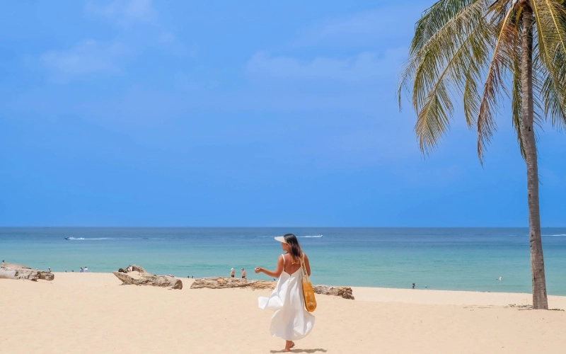 Karon Beach destaca sua longa faixa em Phuket