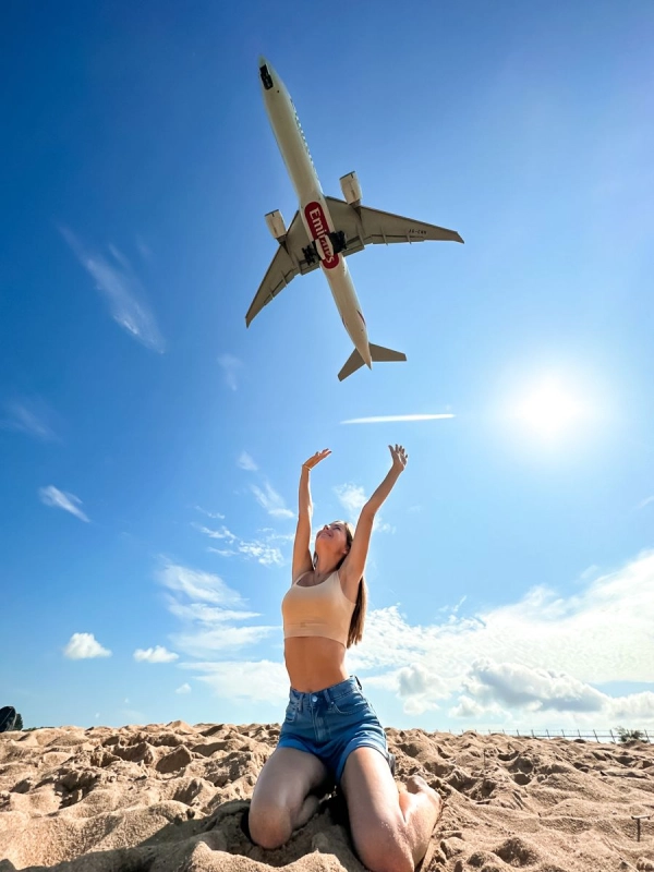 Mai Khao Beach oferece paz e vista de aviões
