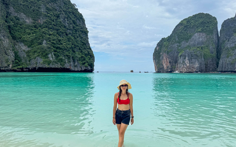 Praia secreta com falésias ao fundo e mar ao lado