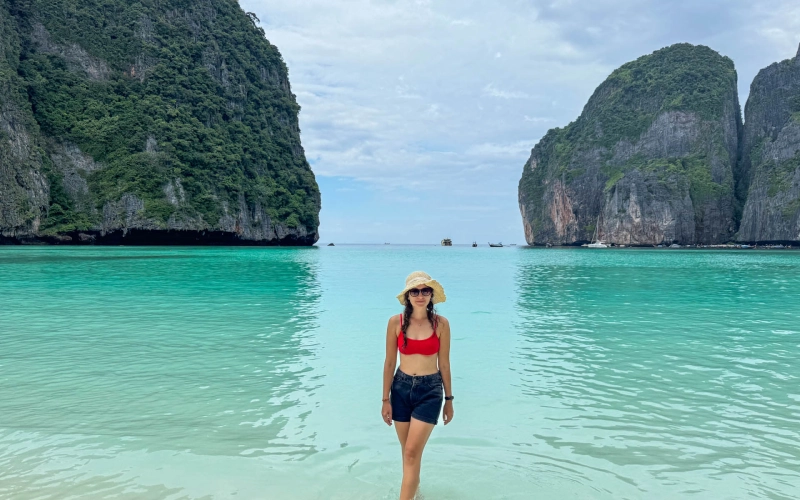 Praia secreta com falésias ao fundo e mar ao lado