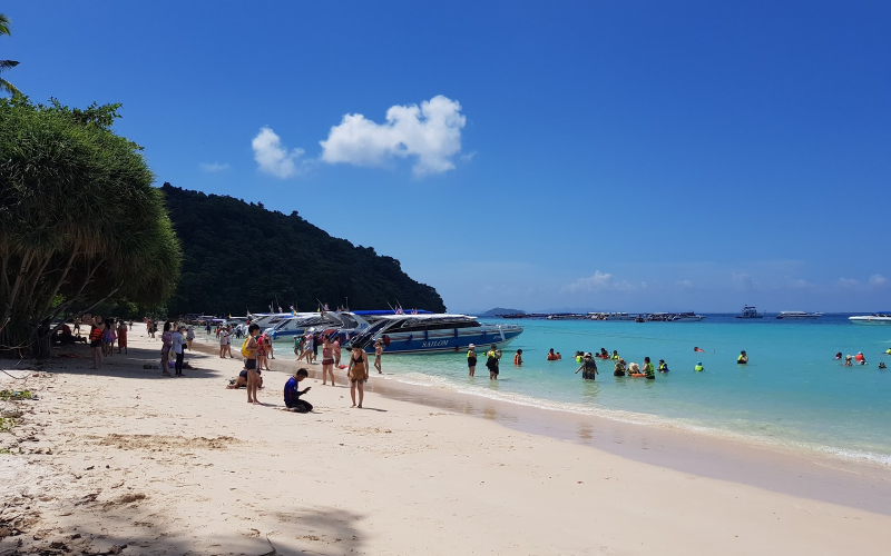 A praia oferece dia perfeito para nadar e tomar sol