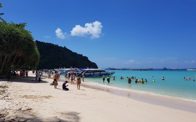 A praia oferece dia perfeito para nadar e tomar sol