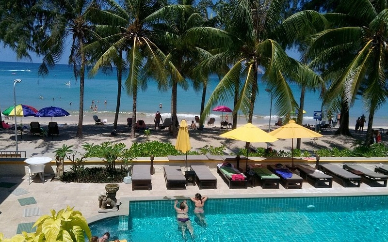 Kamala Beachfront Apartment oferece hospedagem limpa e simples