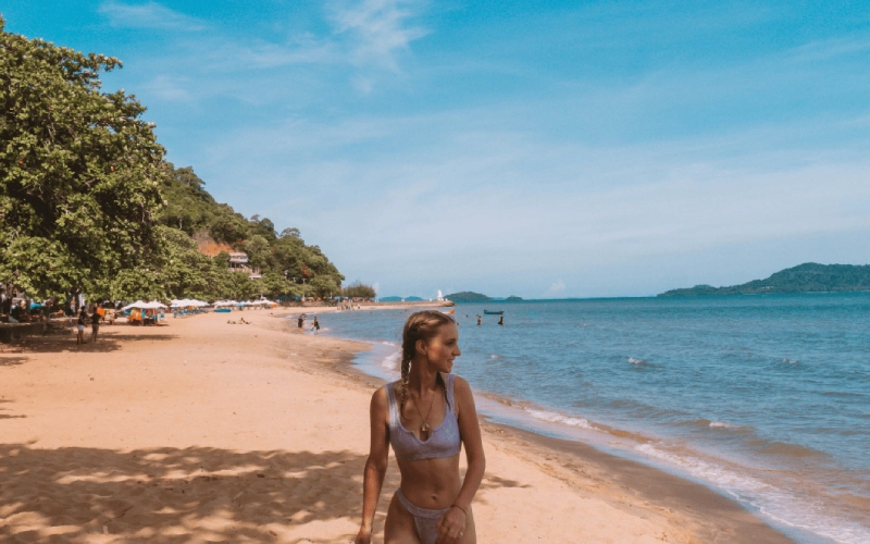 Litoral de Kampot tem praias calmas e rio com mar