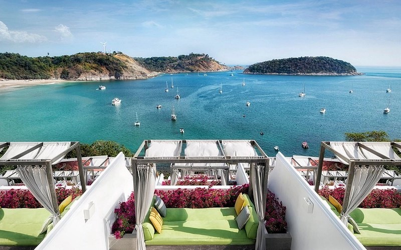 The Nai Harn Phuket oferece vistas do mar e estadia tranquila