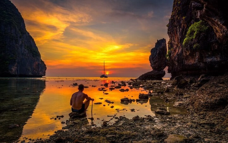 Fotografe o pôr do sol refletindo nas falésias laranja