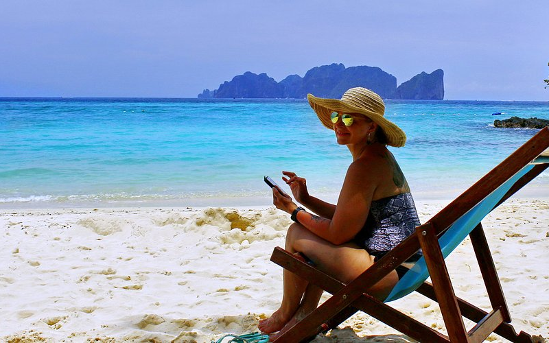 Os visitantes podem aproveitar o sol e relaxar na areia branca