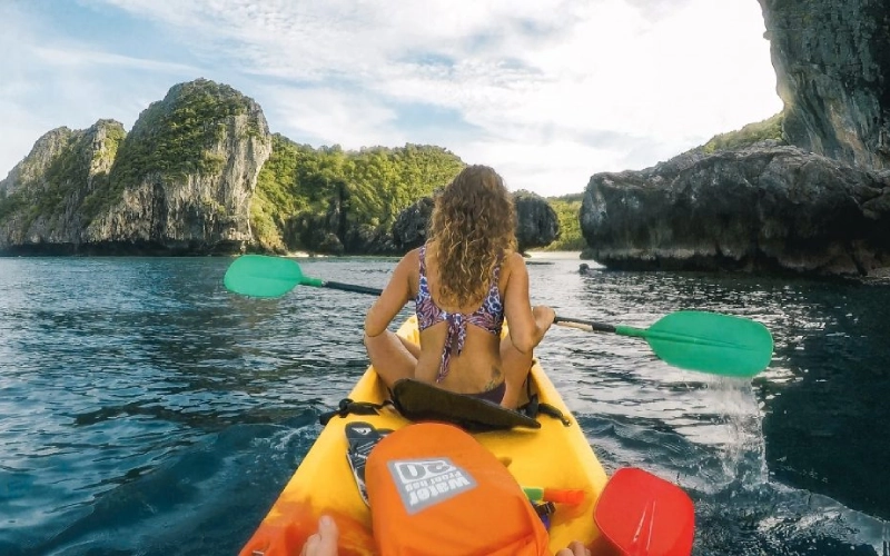 Pratique caiaque nas águas calmas e enseadas de Nui