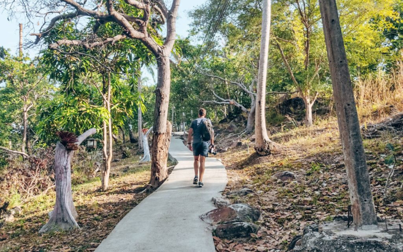 Suba a colina para apreciar o pôr do sol