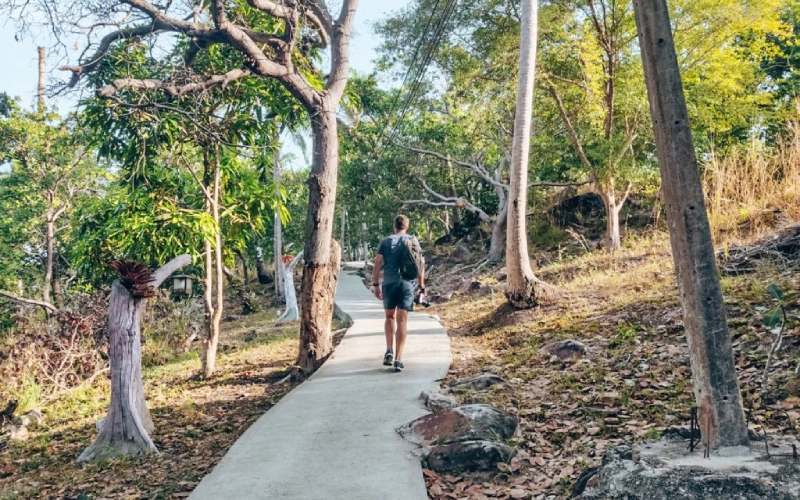 Suba a colina para apreciar o pôr do sol