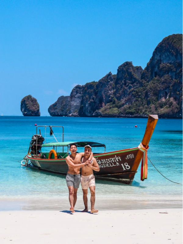 Tire fotos de ângulo baixo com floresta e água azul