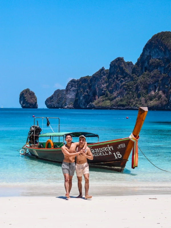 Tire fotos de ângulo baixo com floresta e água azul