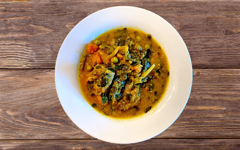 Samlor Korkor é sopa de legumes com peixe do Camboja