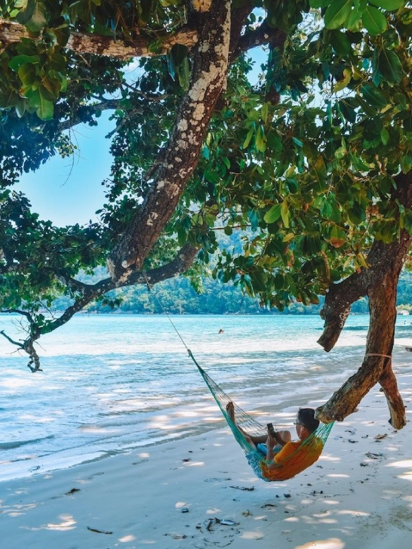 Surin Beach exibe sofisticação e elegância em Phuket