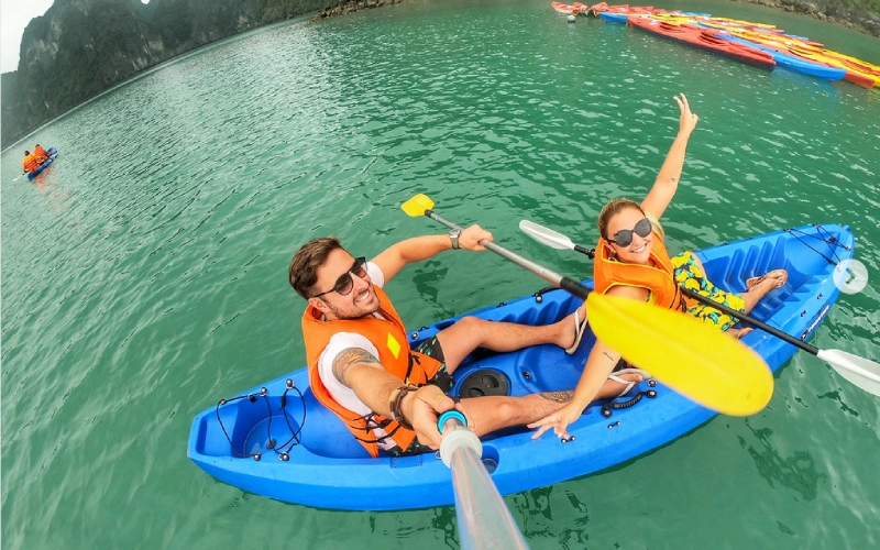 Resorts alugam caiaques para explorar a costa livremente