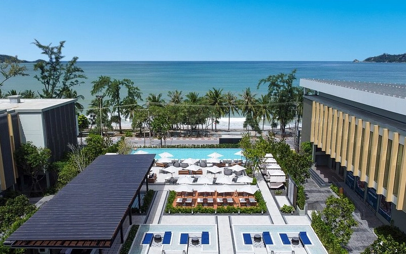 Piscina do resort abre vista para Praia de Patong