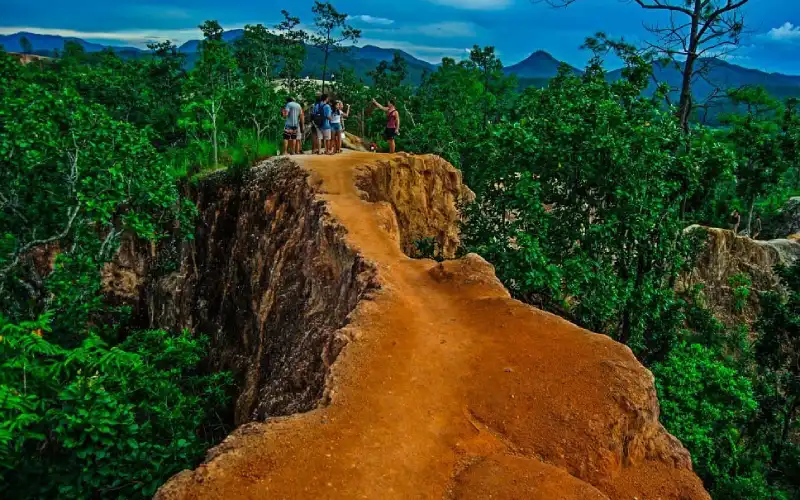 Aproveite paisagens dramáticas e o pôr do sol no Pai Canyon