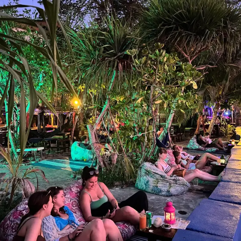 Bares à beira-mar oferecem fim de dia suave e relaxante