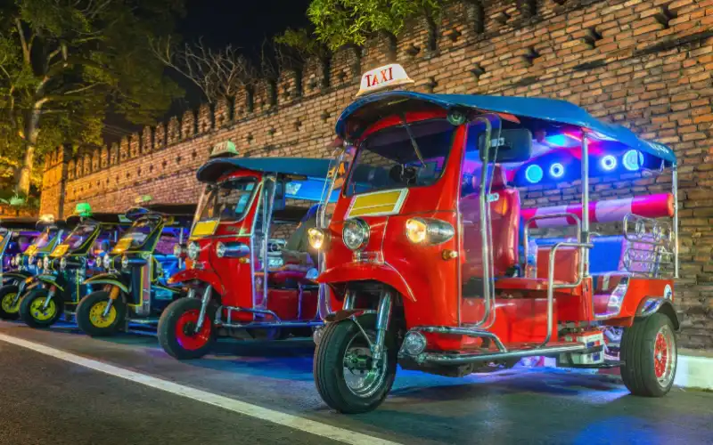 Descubra Bangkok à noite em um divertido tour de tuk-tuk