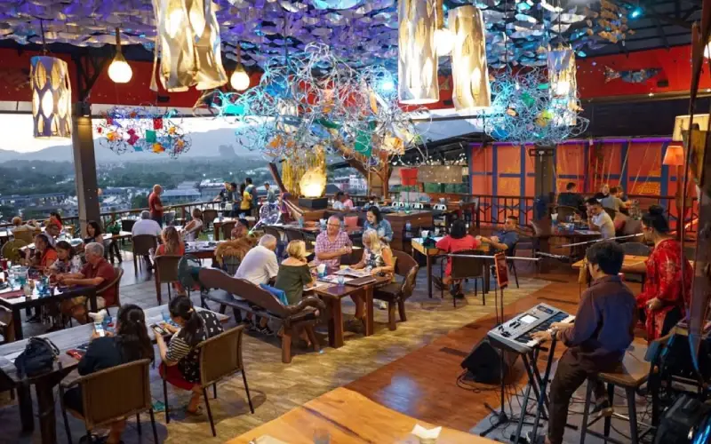 Desfrute jantar ao pôr do sol no Lae Lay Grill