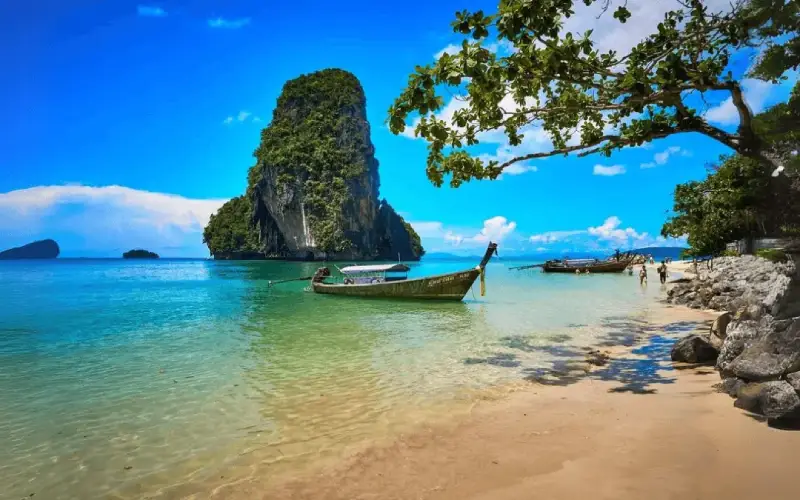 Exploradores registram Phra Nang com águas e rochas