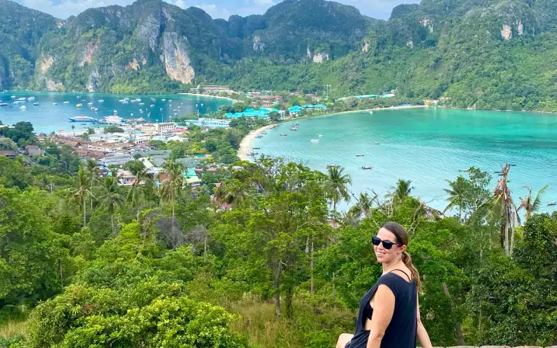 Explore águas azul-turquesa e penhascos icônicos nas deslumbrantes ilhas de Koh Phi Phi