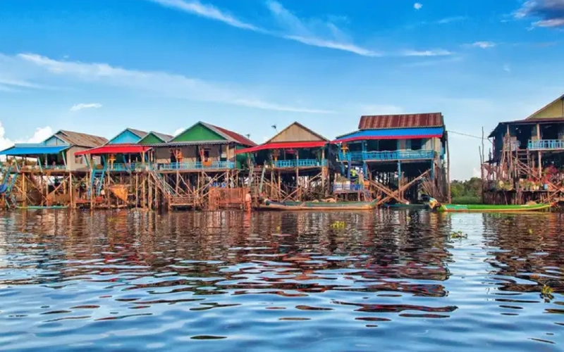 Kampong Phluk é conhecido por suas altas casas sobre palafitas,