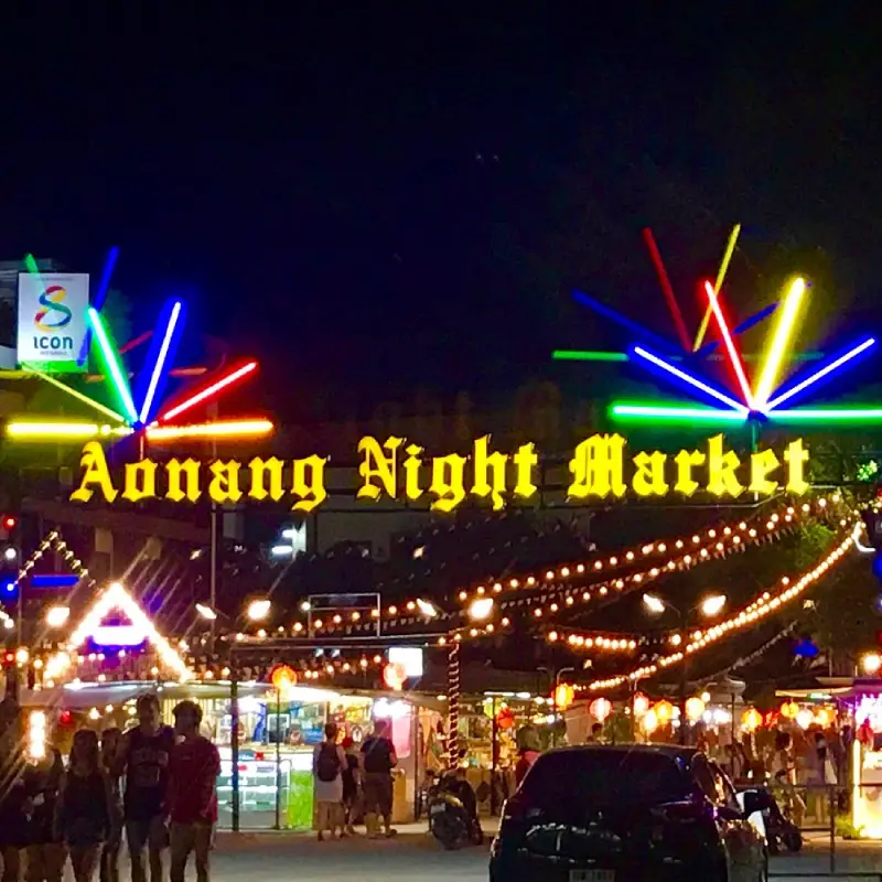 Mercados noturnos inspiram degustar sabores e comprar