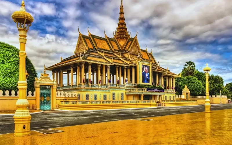 Phnom Penh, onde a elegância real encontra o charme à beira-rio e o espírito vivo da história cambojana flui entre o Mekong e o Tonlé Sap