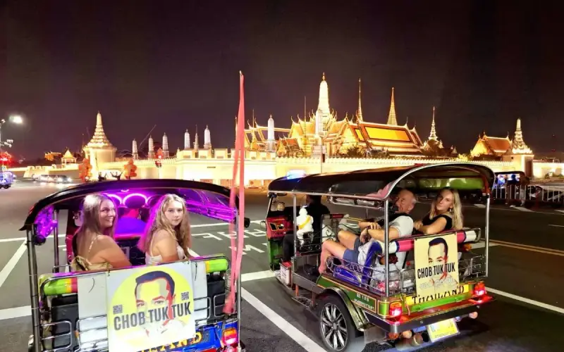 Viajantes exploram Bangkok em tuk tuk à noite
