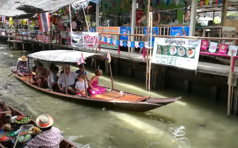 Viajantes exploram canais e sabores locais