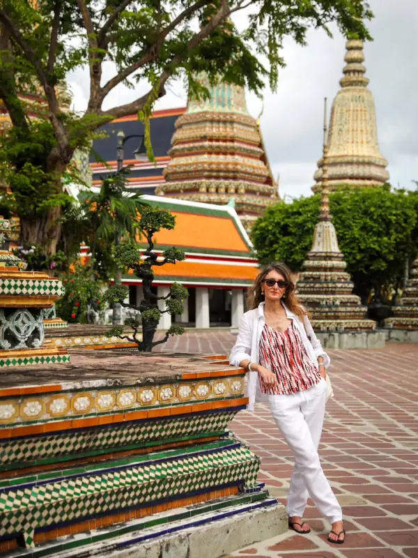Viajantes registram cenários nos salões do Wat Pho